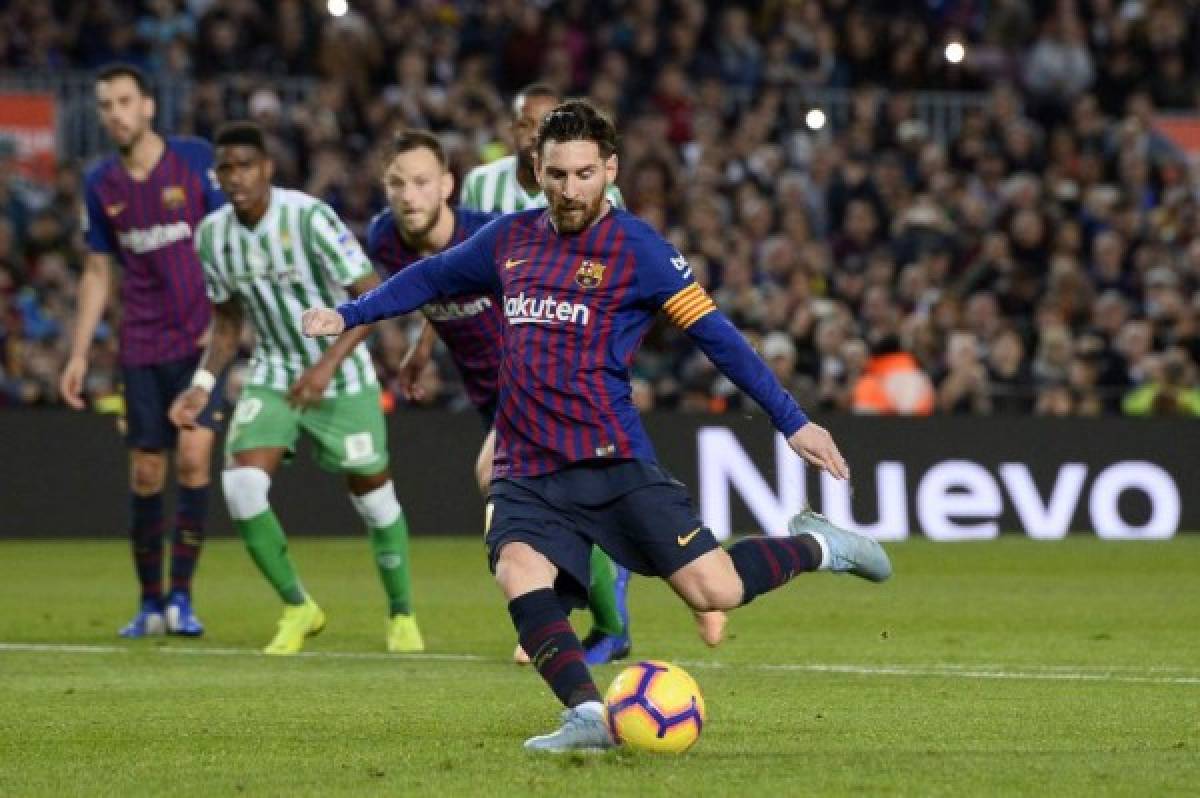 Barcelona's Argentinian forward Lionel Messi shoots a penalty kick to score a goal during the Spanish league football match between FC Barcelona and Real Betis at the Camp Nou stadium in Barcelona on November 11, 2018. (Photo by Josep LAGO / AFP)