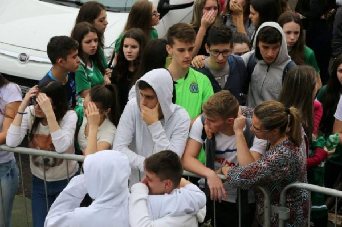 Llanto y dolor en familiares y aficionados del Chapecoense en Brasil