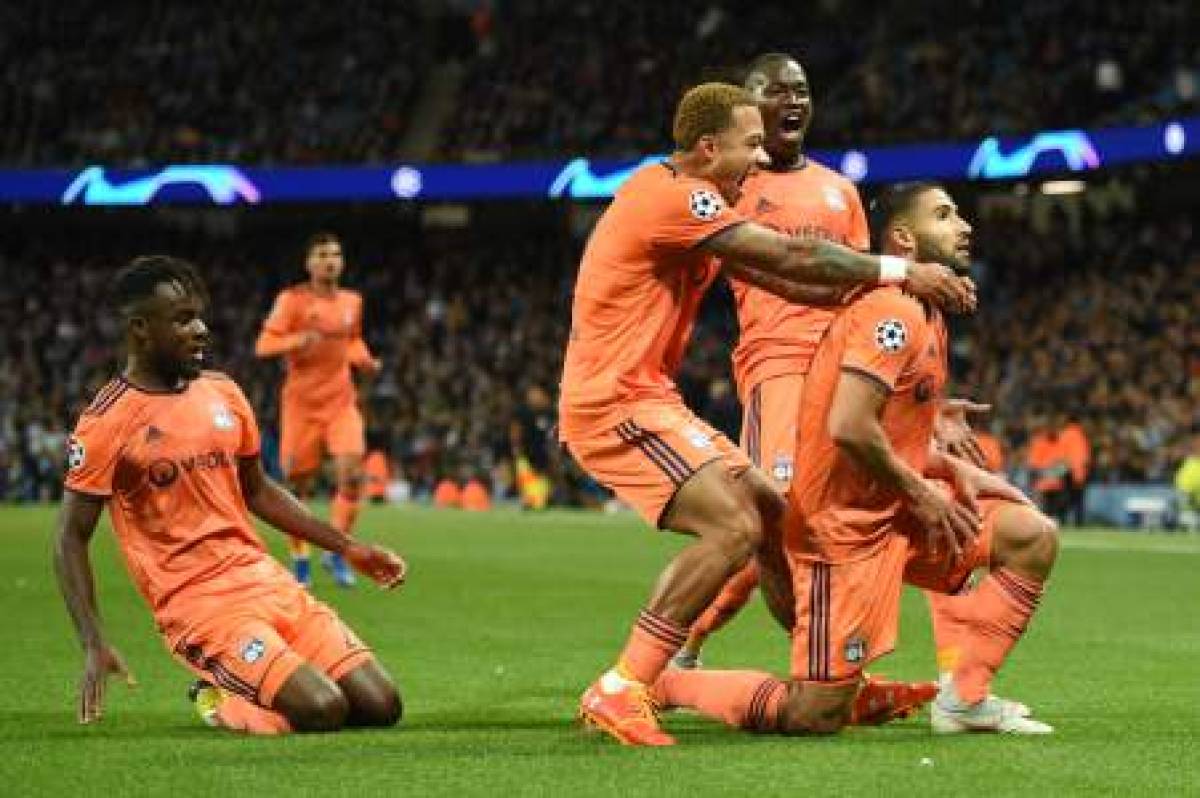 Lyon's French striker Nabil Fekir (R) celebrates with teammates after scoring the team's second goal during the UEFA Champions League group F football match between Manchester City and Lyon at the Etihad Stadium in Manchester, north west England, on September 19, 2018. / AFP PHOTO / Oli SCARFF