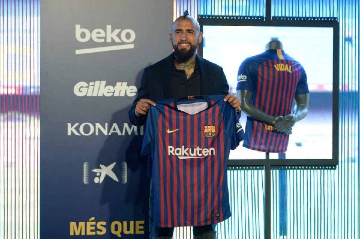 Barcelona's new player Chilean midfielder Arturo Vidal poses during his official presentation at the Camp Nou stadium in Barcelona on August 6, 2018. / AFP PHOTO / Josep LAGO