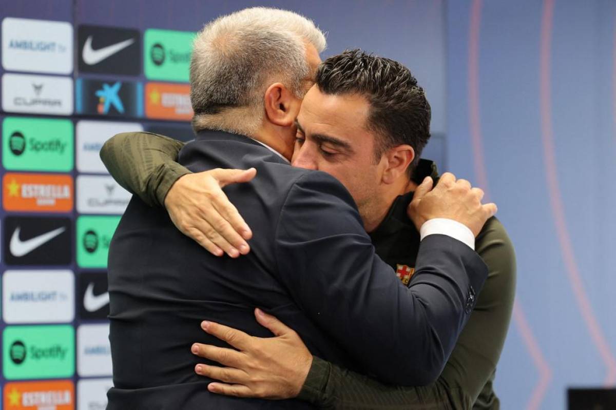 Los dos ‘fichajes’ que Laporta le impuso a Xavi para seguir en Barcelona: el técnico tuvo que acceder