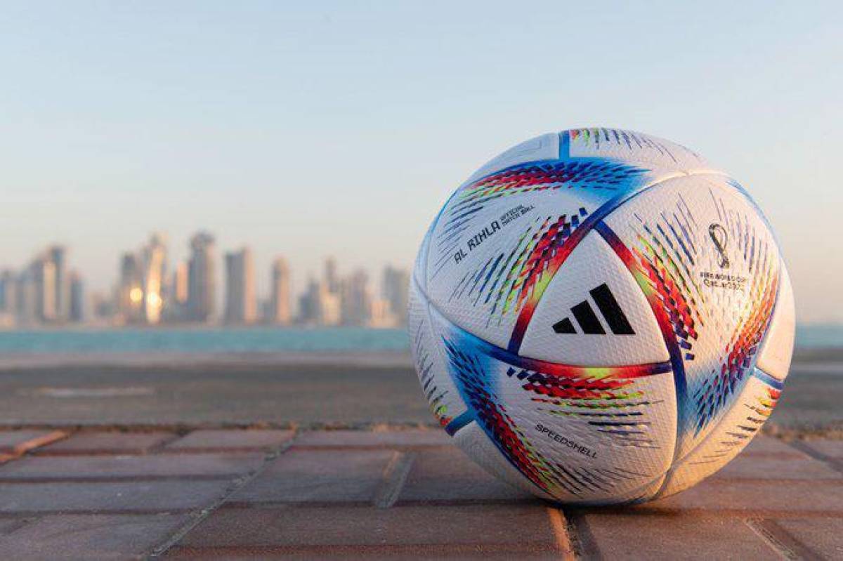 El Mundial de Qatar 2022 ya tiene su balón. Al Rihla permitirá trayectorias más rápidas, según explica la FIFA.