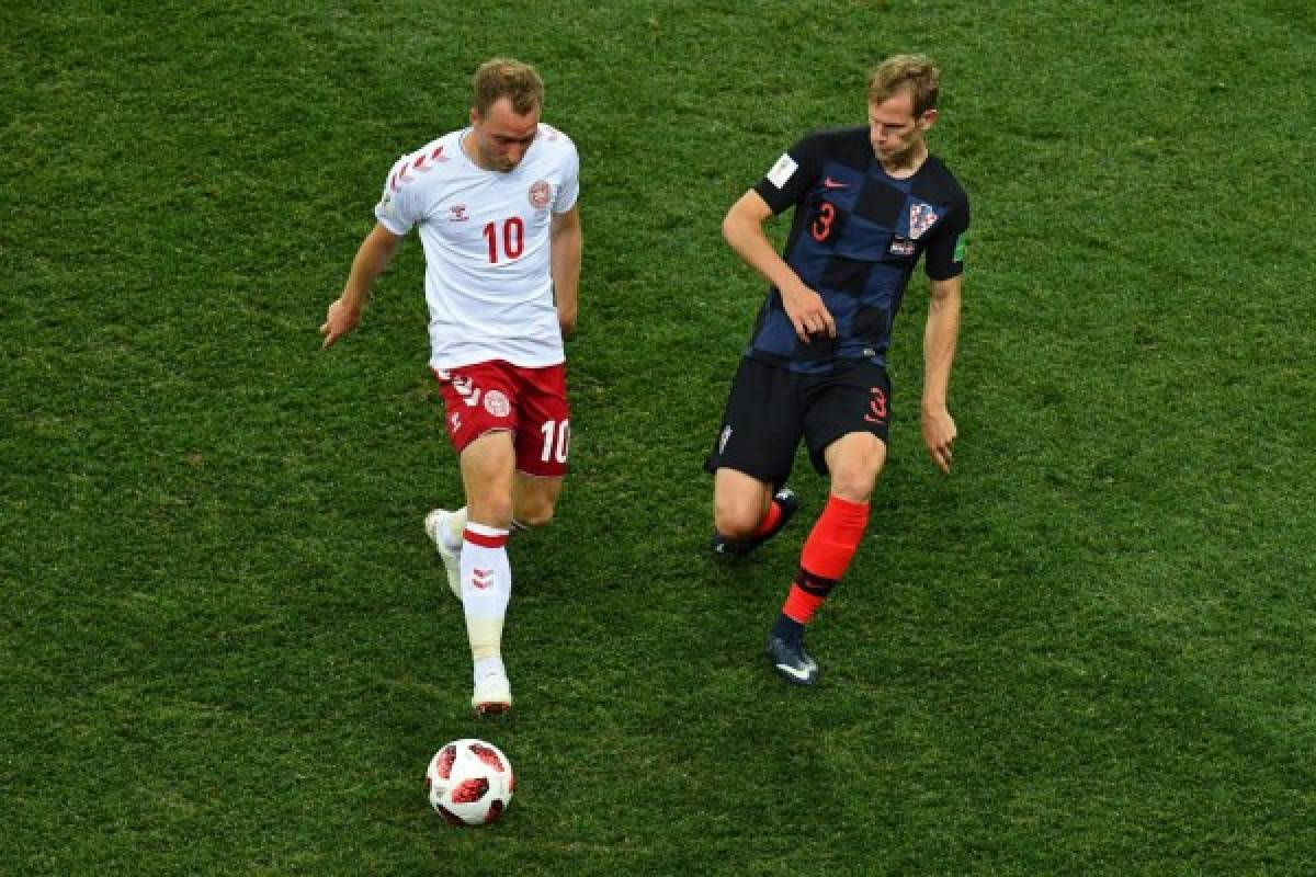Denmark's midfielder Christian Eriksen (L) vies with Croatia's defender Ivan Strinic during the Russia 2018 World Cup round of 16 football match between Croatia and Denmark at the Nizhny Novgorod Stadium in Nizhny Novgorod on July 1, 2018. / AFP PHOTO / Martin BERNETTI / RESTRICTED TO EDITORIAL USE - NO MOBILE PUSH ALERTS/DOWNLOADS