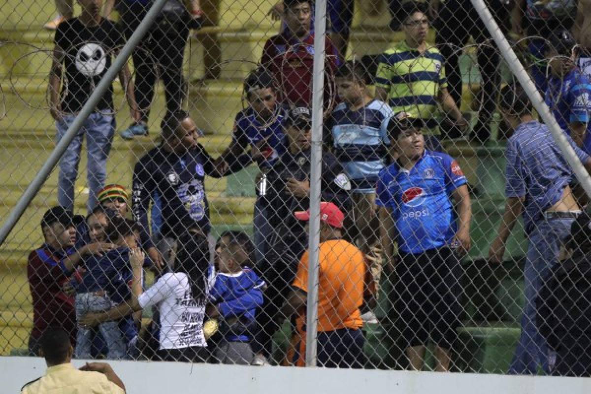 ¡Penoso! Bronca en la cancha de Comayagua y caos en las gradas por gas lacrimógeno