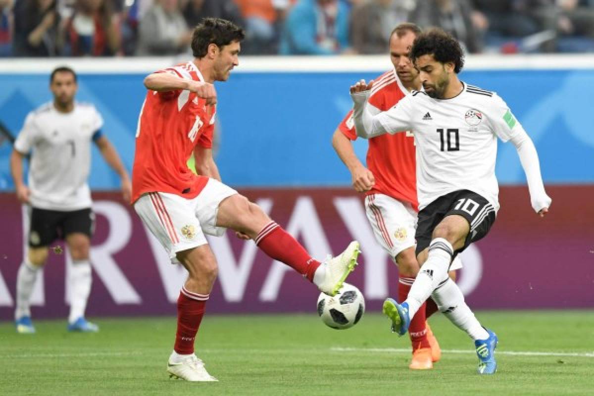 Russia's midfielder Yury Zhirkov (L) and Egypt's forward Mohamed Salah vie during the Russia 2018 World Cup Group A football match between Russia and Egypt at the Saint Petersburg Stadium in Saint Petersburg on June 19, 2018. / AFP PHOTO / GABRIEL BOUYS / RESTRICTED TO EDITORIAL USE - NO MOBILE PUSH ALERTS/DOWNLOADS