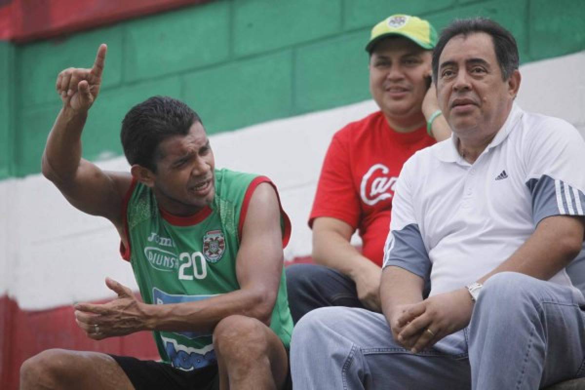 Amado Guevara de Marathon y Edwin Pavon tecnico del Sula de La Lima en un juego amistoso durante el torneo clausura 2014.
