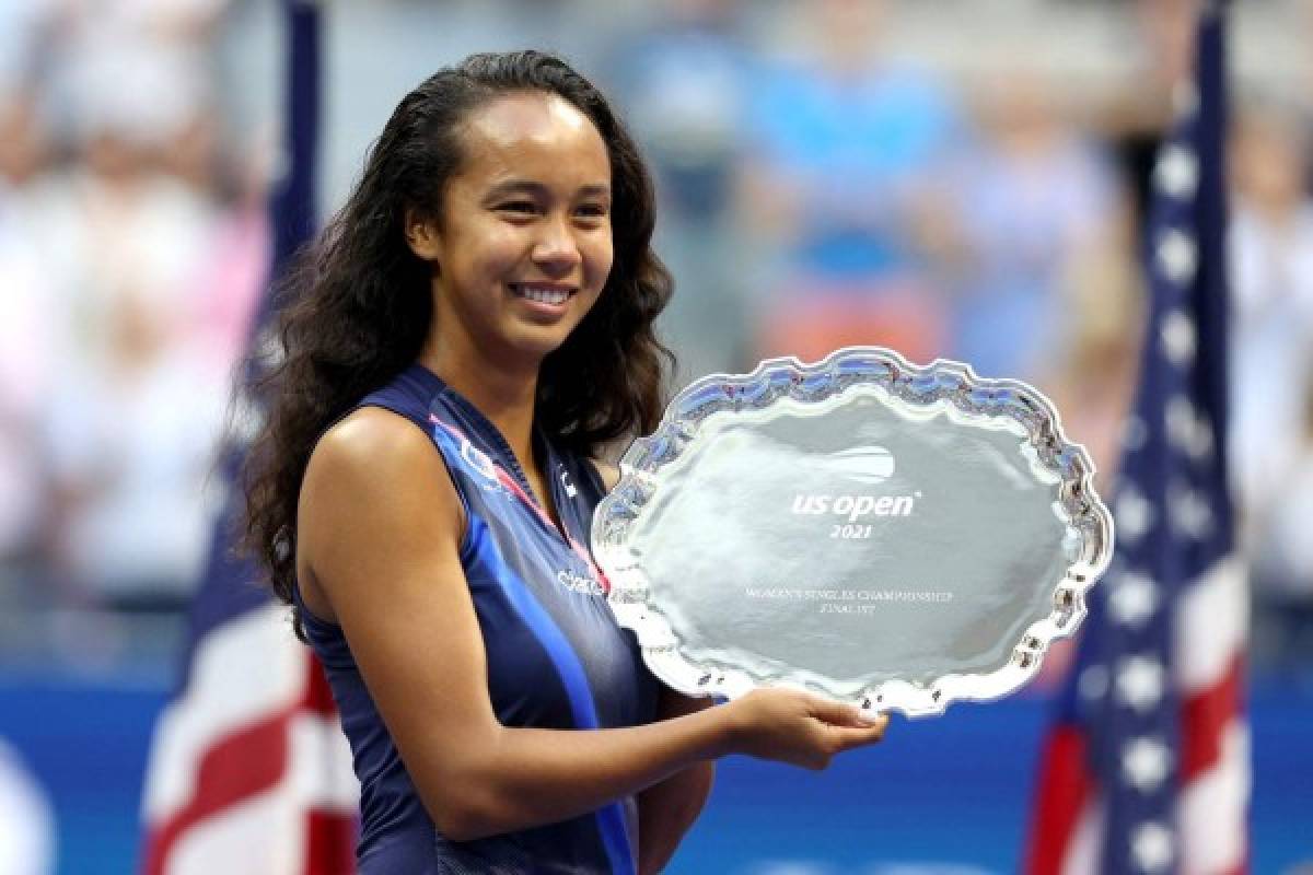 NEW YORK, NEW YORK - SEPTEMBER 11: Leylah Annie Fernandez of Canada celebrates with the runner-up trophy after being defeated by Emma Raducanu of Great Britain during their Women's Singles final match on Day Thirteen of the 2021 US Open at the USTA Billie Jean King National Tennis Center on September 11, 2021 in the Flushing neighborhood of the Queens borough of New York City. Elsa/Getty Images/AFP (Photo by ELSA / GETTY IMAGES NORTH AMERICA / Getty Images via AFP)