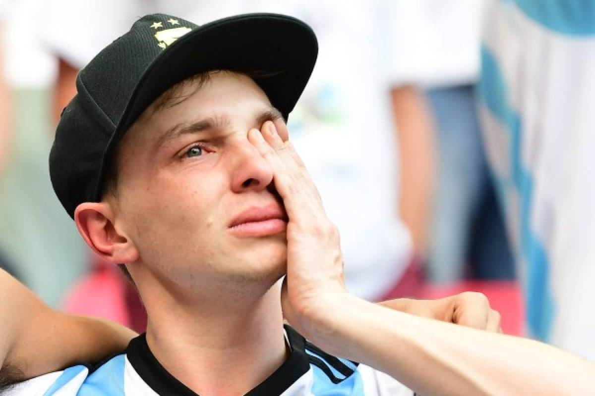 FOTOS: Messi pegado a una Virgen y todo el dolor de los argentinos