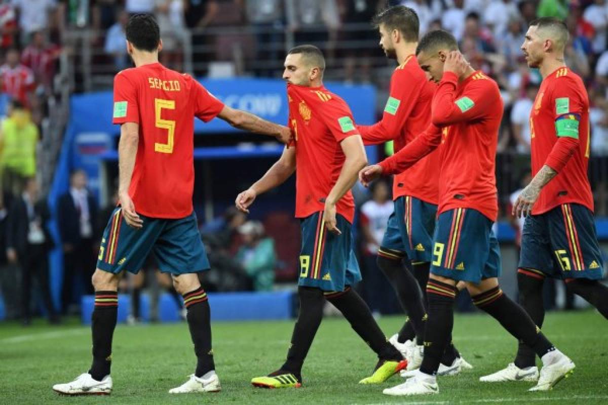 Spain's midfielder Koke (2ndL) and teammates react to Russia's victory after the penalty shootout at the end of the Russia 2018 World Cup round of 16 football match between Spain and Russia at the Luzhniki Stadium in Moscow on July 1, 2018. / AFP PHOTO / Kirill KUDRYAVTSEV / RESTRICTED TO EDITORIAL USE - NO MOBILE PUSH ALERTS/DOWNLOADS