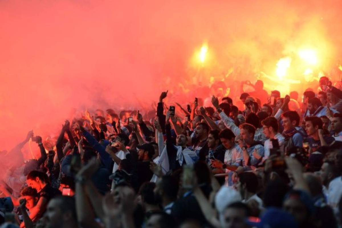 Olympique de Marseille (OM) fans react as they watch the Europa League final match Atletico Madrid against Marseille on May 16, 2018 at the Velodrome stadium in Marseille. / AFP PHOTO / Franck PENNANT