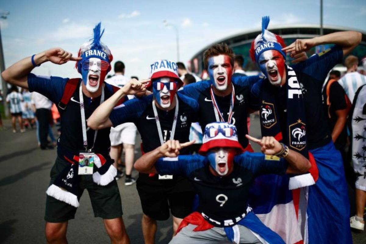 France fans pose before the Russia 2018 World Cup round of 16 football match between France and Argentina at the Kazan Arena in Kazan on June 30, 2018. / AFP PHOTO / Benjamin CREMEL / RESTRICTED TO EDITORIAL USE - NO MOBILE PUSH ALERTS/DOWNLOADS