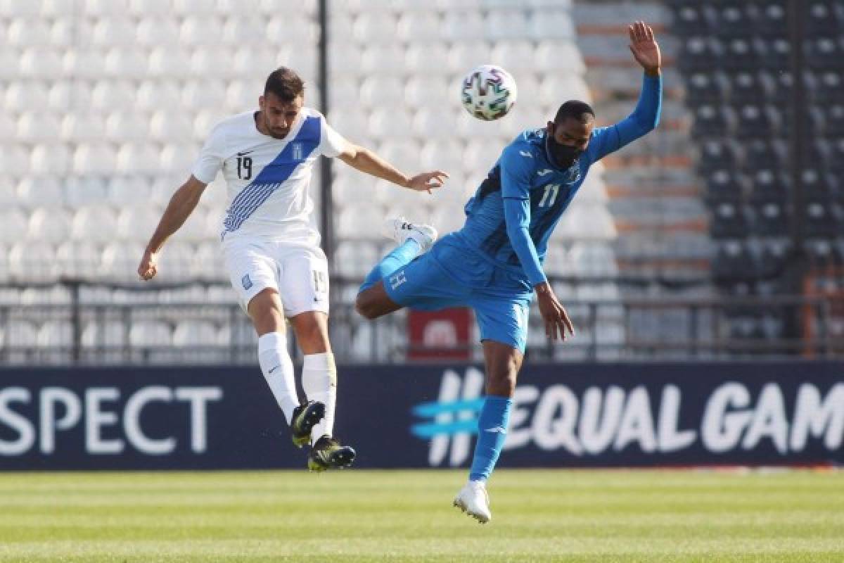 Honduras' Jerry Bengston(R) fights for the ball with Greece's Stratos Svarnas(L) during the friendly football match between Greece and Honduras at Toumpa stadium in Thessaloniki on March 28, 2021. (Photo by Sakis MITROLIDIS / AFP)