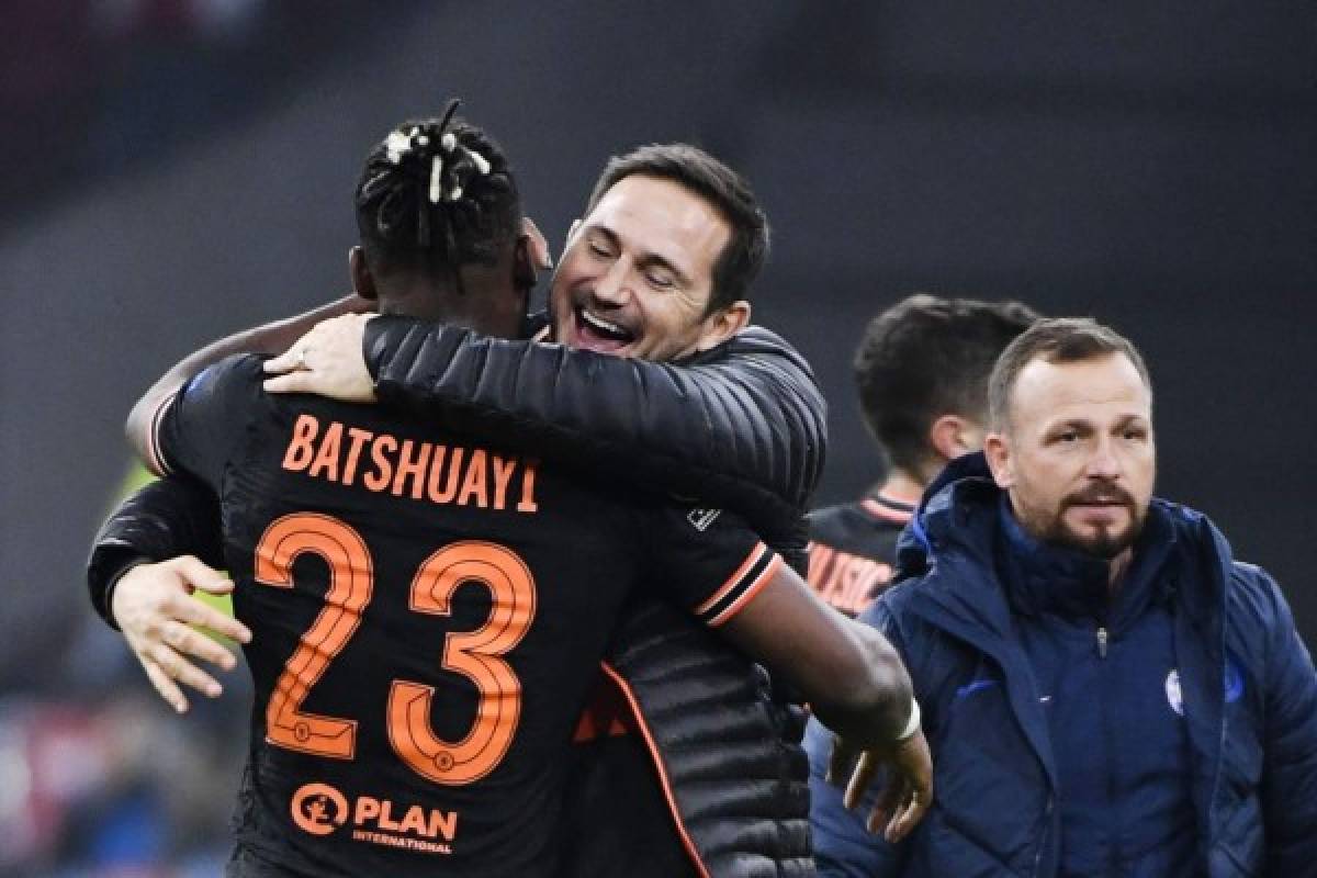 Chelsea's Belgian striker Michy Batshuayi (front) is congratulated by Chelsea's English head coach Frank Lampard (rear) at the end of the UEFA Champions League Group H football match between Ajax Amsterdam and Chelsea on October 23, 2019 at the Johan Cruijff Arena, in Amsterdam. (Photo by John THYS / AFP)