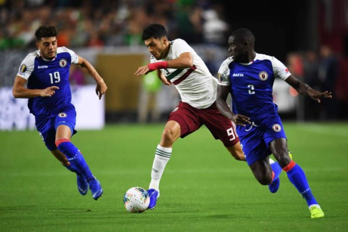 Mexico's forward Raul Jimenez (C) runs with the ball under pressure from Haiti's midfielder Steeven Saba (L) and Haiti's defender Carlens Arcus during the 2019 Concacaf Gold Cup semifinal football match between Mexico and Haiti on July 2, 2019 in Glendale, Arizona. (Photo by Robyn Beck / AFP)