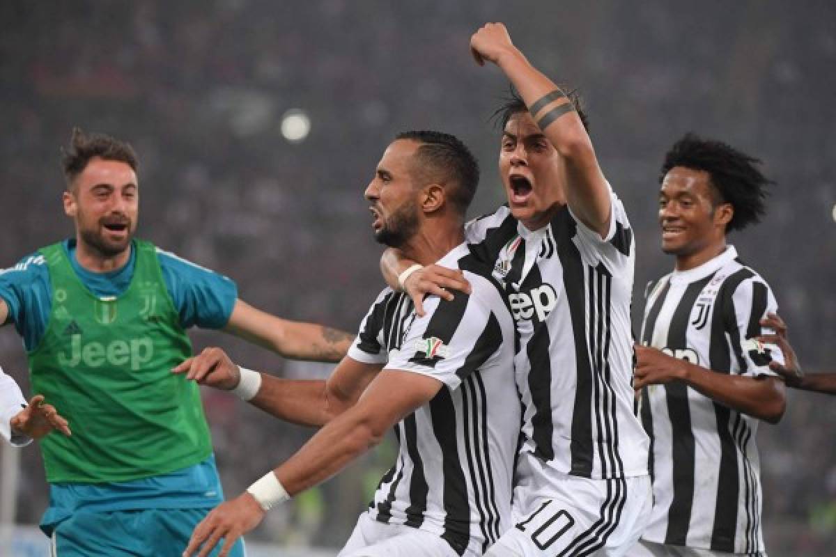 Juventus' defender from Italy Medhi Benatia (C) celebrates with teammates Juventus' forward from Argentina Paulo Dybala and Juventus' forward from Colombia Juan Cuadrado (R) after scoring during the Italian Tim Cup (Coppa Italia) final Juventus vs AC Milan at the Olympic stadium on May 9, 2018 in Rome. / AFP PHOTO / Tiziana FABI