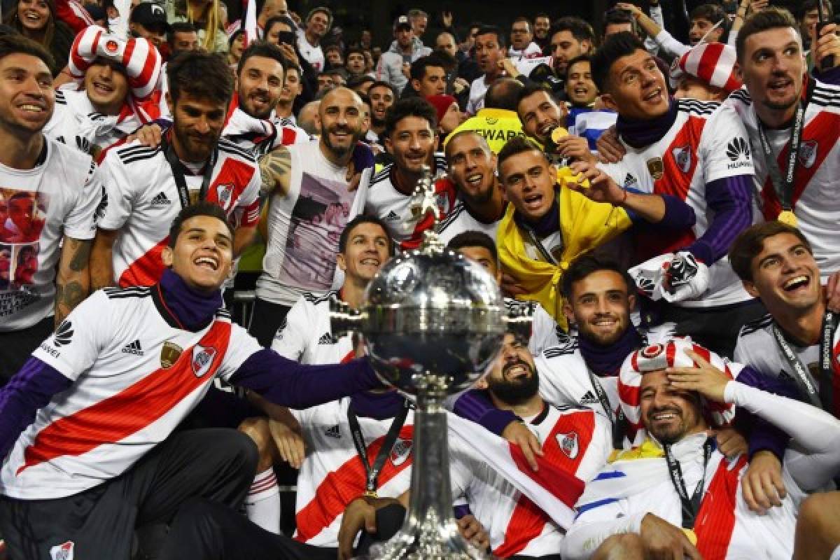 El júbilo de los aficionados de River Plate tras conseguir la Copa Libertadores en el Bernabéu