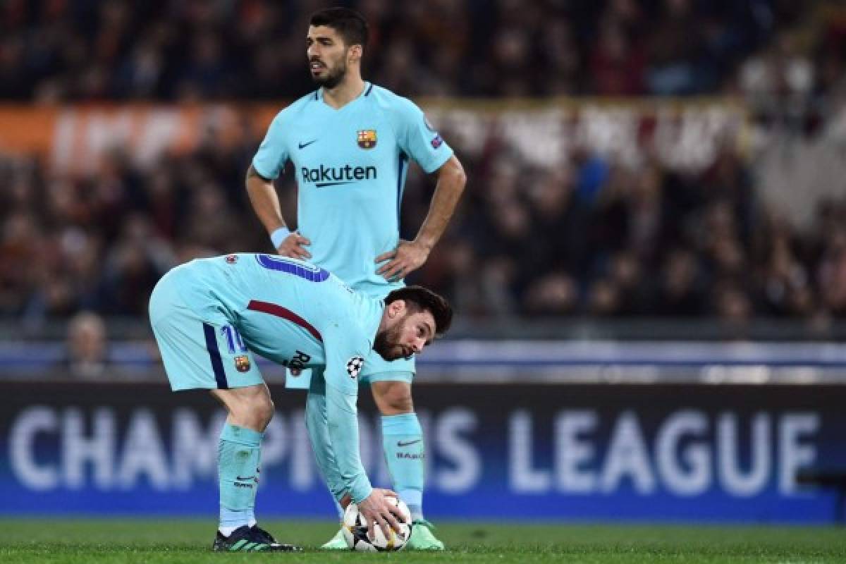 FC Barcelona's Argentinian forward Lionel Messi (down) gets ready for a free kick next to FC Barcelona's Spanish midfielder Denis Suarez during the UEFA Champions League quarter-final second leg football match between AS Roma and FC Barcelona at the Olympic Stadium in Rome on April 10, 2018. / AFP PHOTO / Filippo MONTEFORTE