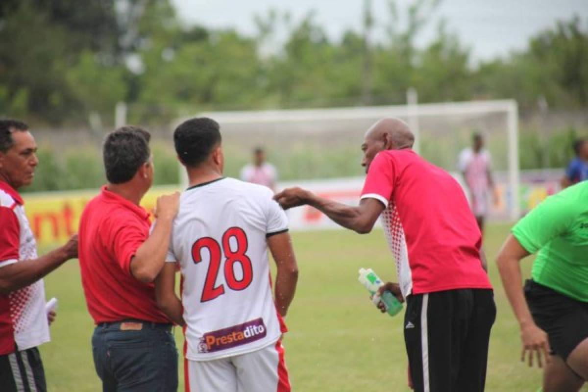 NO SE VIO: Futbolistas oliendo alcohol y pieza del Vida con cinta adhesiva en su camisa