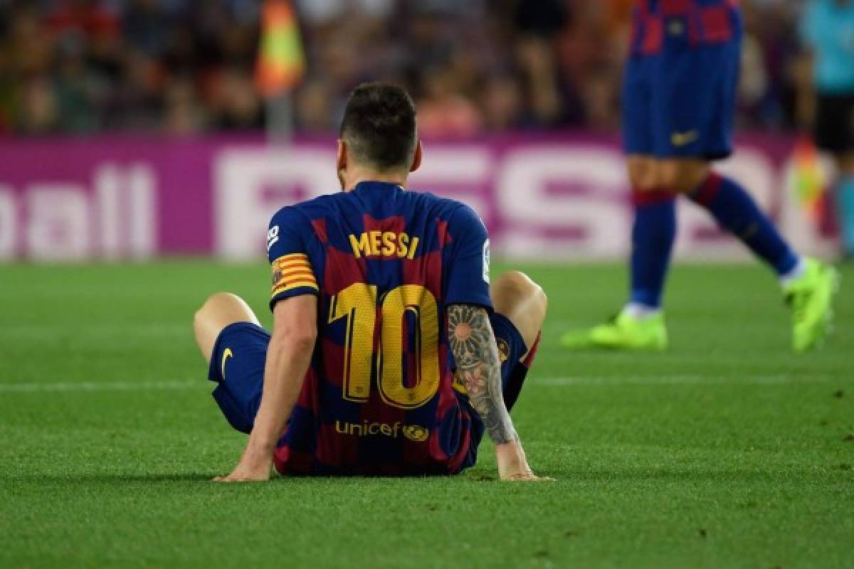 Barcelona's Argentine forward Lionel Messi reacts on the ground during the Spanish league football match between FC Barcelona and Villarreal CF at the Camp Nou stadium in Barcelona, on September 24, 2019. (Photo by LLUIS GENE / AFP)