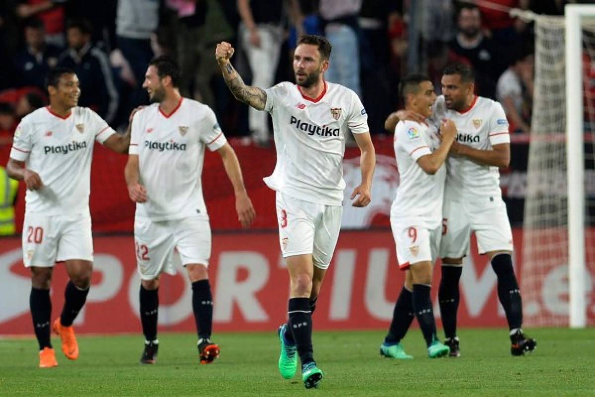 Sevilla's Mexican defender Miguel Layun (C) celebrates after scoring a goal during the Spanish league football match between Sevilla and Real Madrid at the Ramon Sanchez Pizjuan stadium in Sevilla on May 9, 2018. / AFP PHOTO / CRISTINA QUICLER