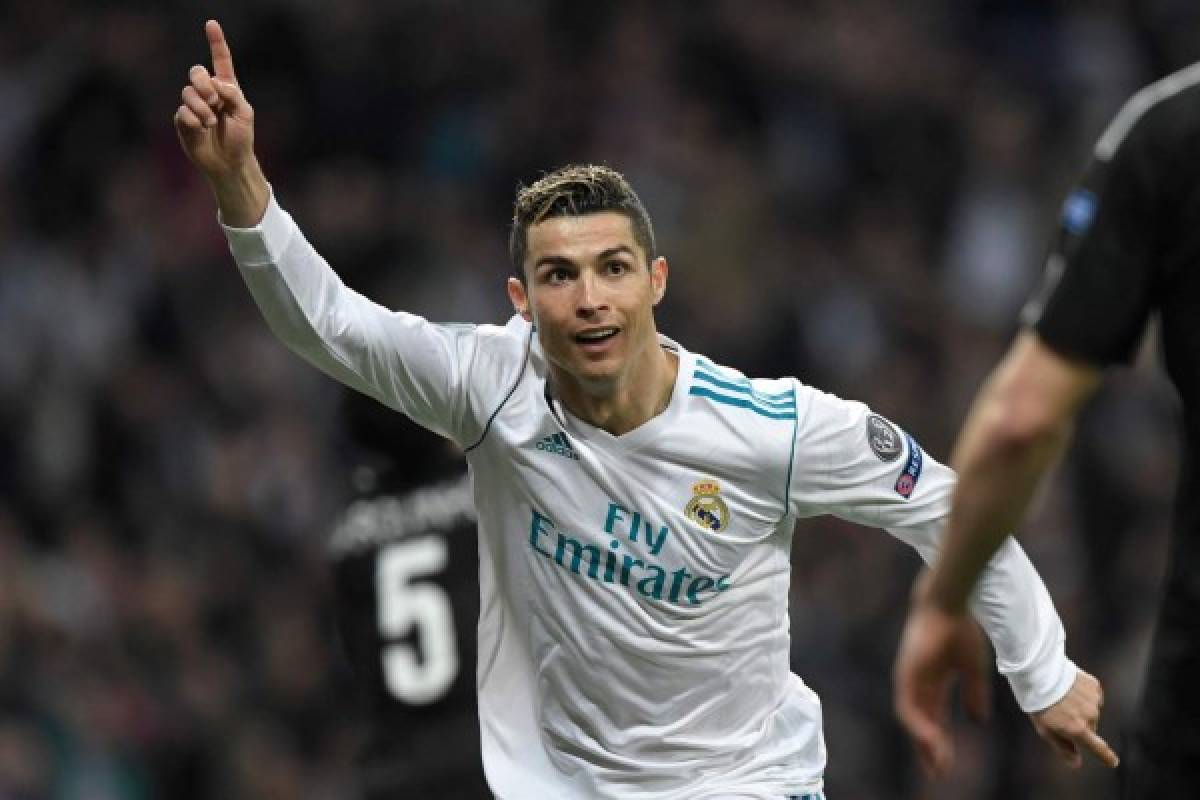 Real Madrid's Portuguese forward Cristiano Ronaldo celebrates after scoring his second goal during the UEFA Champions League round of sixteen first leg football match Real Madrid CF against Paris Saint-Germain (PSG) at the Santiago Bernabeu stadium in Madrid on February 14, 2018. / AFP PHOTO / GABRIEL BOUYS