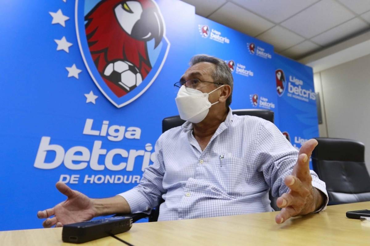 El presidente de Liga Nacional explicando con detalles los trabajos que hace la profesional en Honduras.