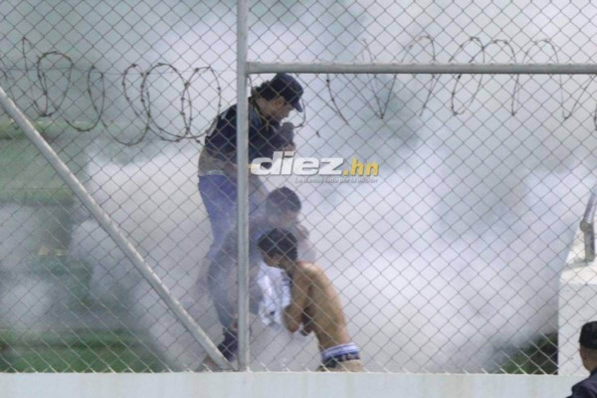 ¡Penoso! Bronca en la cancha de Comayagua y caos en las gradas por gas lacrimógeno