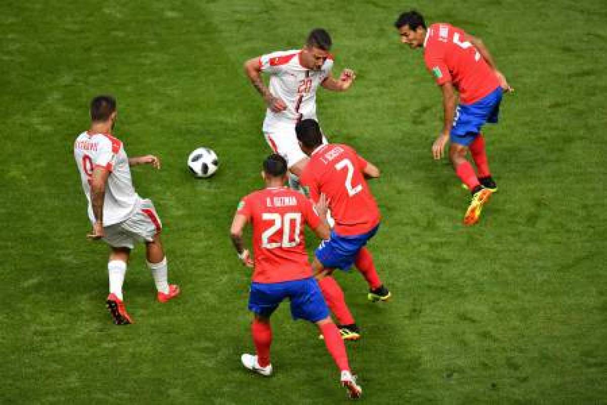 Serbia's forward Aleksandar Mitrovic (L) runs after the loose ball during the Russia 2018 World Cup Group E football match between Costa Rica and Serbia at the Samara Arena in Samara on June 17, 2018. / AFP PHOTO / Fabrice COFFRINI / RESTRICTED TO EDITORIAL USE - NO MOBILE PUSH ALERTS/DOWNLOADS