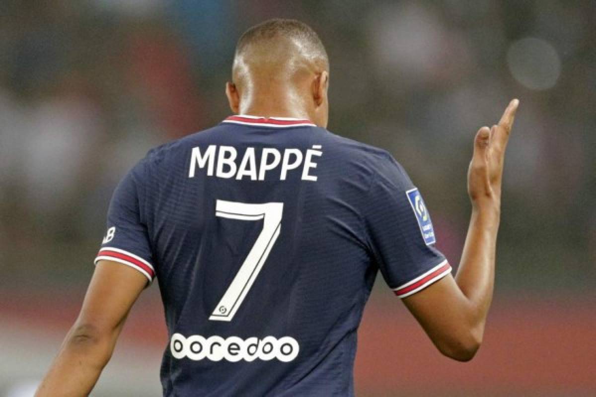 Paris Saint-Germain's French forward Kylian Mbappe gestures during the French L1 football match between Paris Saint-Germain and Racing Club Strasbourg at the Parc des Princes stadium in Paris on August 14, 2021. (Photo by GEOFFROY VAN DER HASSELT / AFP)