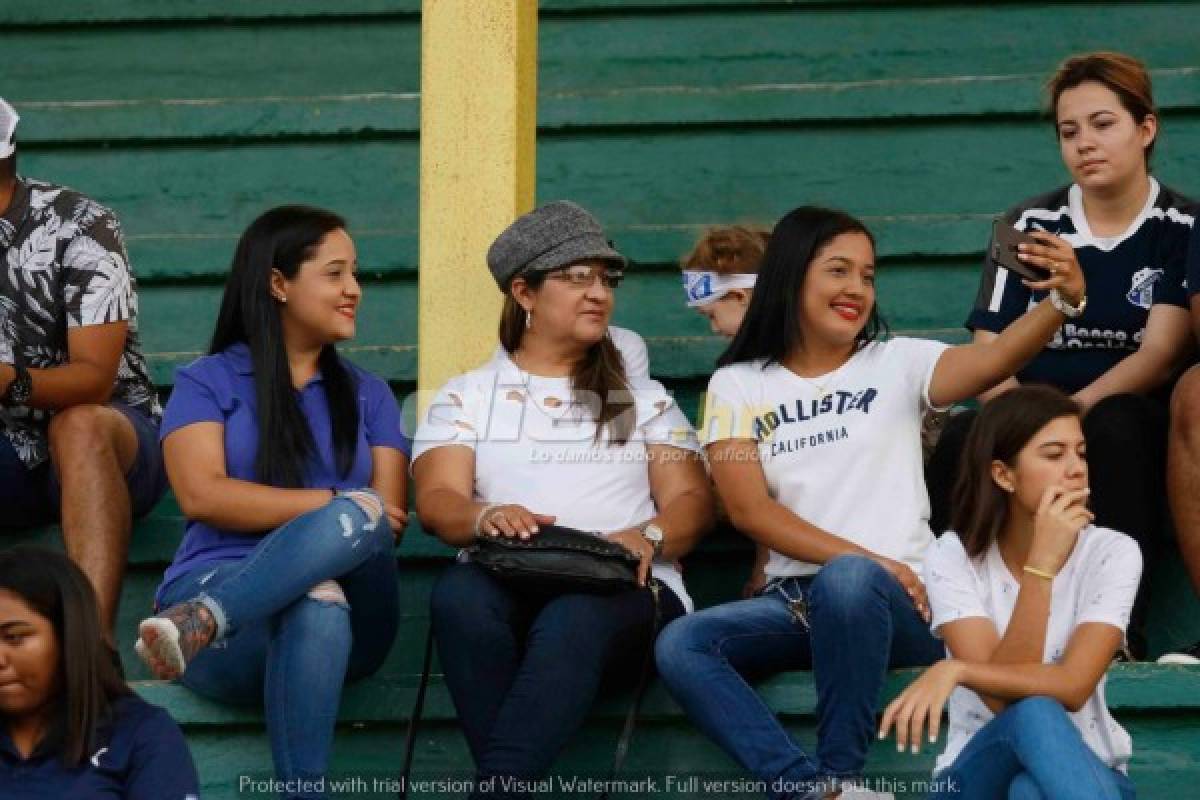 ¡Llenazo, ambiente de final; espectaculares y bellas chicas en El Progreso!