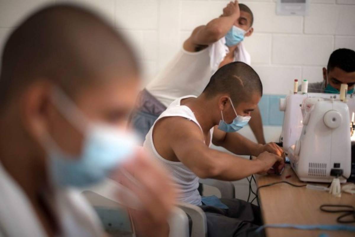 Ex mareros hacen mascarillas en Guatemala para prevenir el coronavirus: 'Ahora quisiera enmendar mis errores'