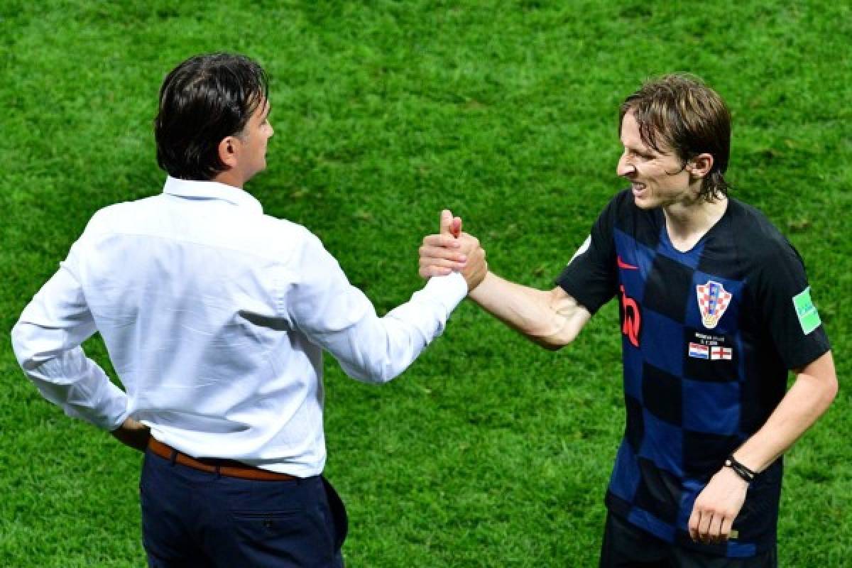 Croatia's midfielder Luka Modric (R) shakes hands with Croatia's coach Zlatko Dalic as he is replaced during the Russia 2018 World Cup semi-final football match between Croatia and England at the Luzhniki Stadium in Moscow on July 11, 2018. / AFP PHOTO / Mladen ANTONOV / RESTRICTED TO EDITORIAL USE - NO MOBILE PUSH ALERTS/DOWNLOADS
