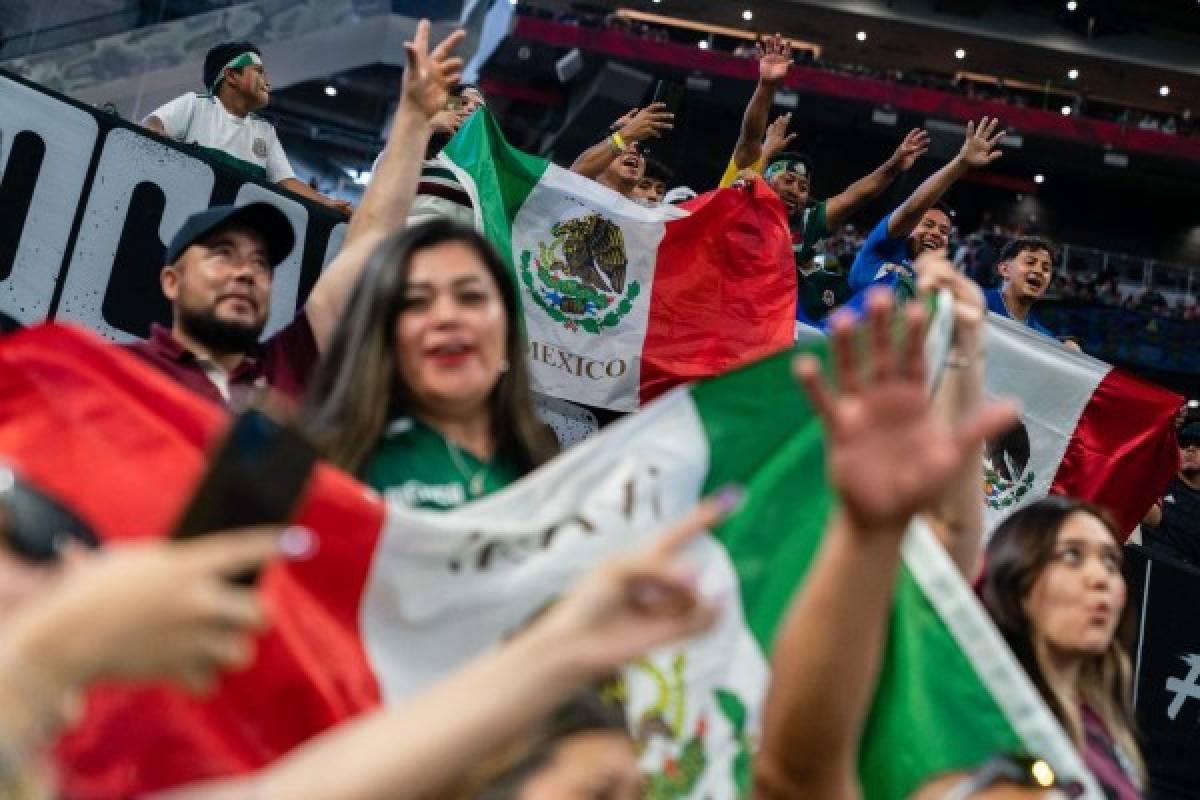 Patadas, agarrones y el espontáneo defendido por futbolistas: Las mejores fotos del Honduras-México en Atlanta