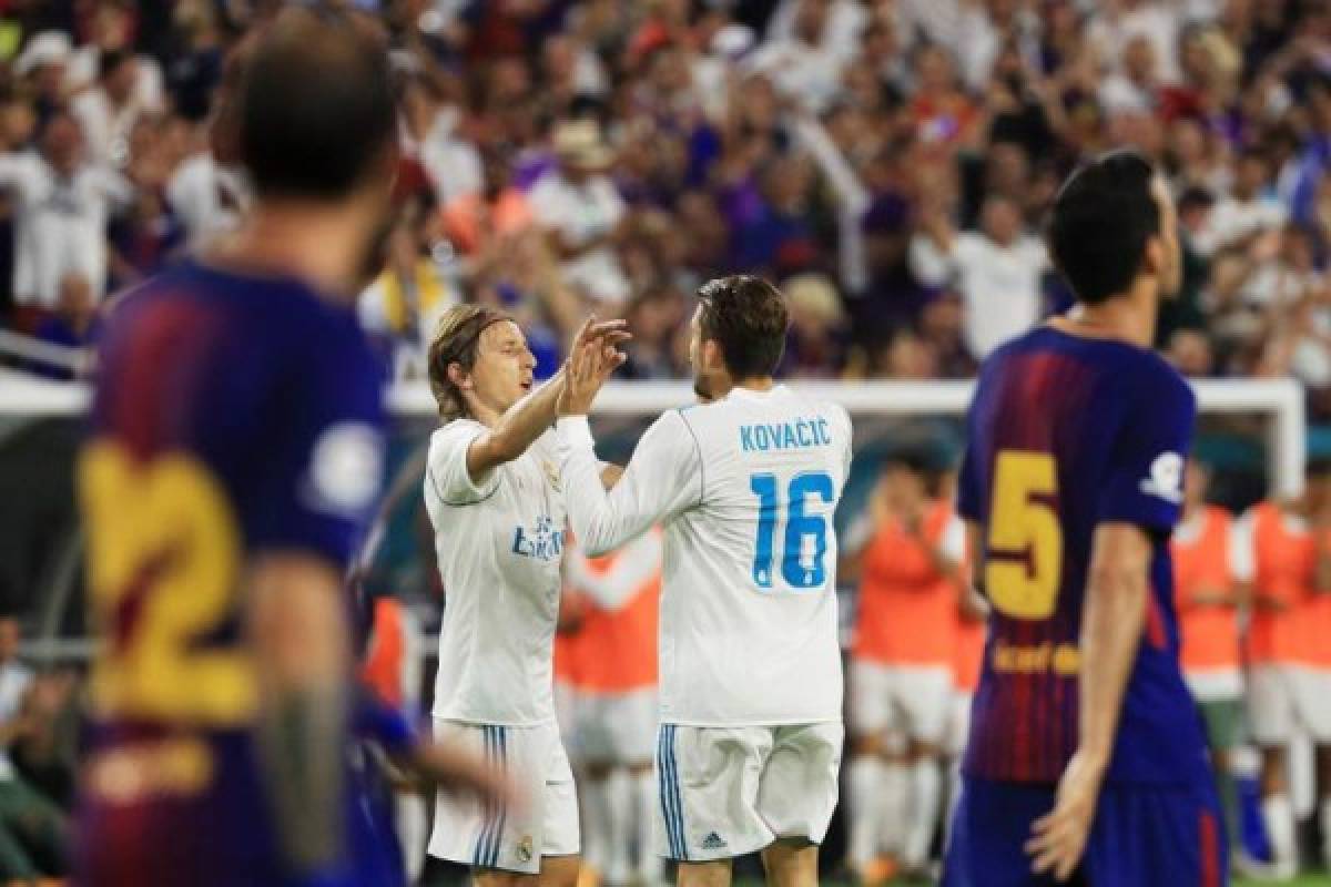 MIAMI GARDENS, FL - JULY 29: Mateo Kovacic #16 of Real Madrid celebrates with teammates after scoring a goal in the first half against the Barcelona during their International Champions Cup 2017 match at Hard Rock Stadium on July 29, 2017 in Miami Gardens, Florida. Mike Ehrmann/Getty Images/AFP== FOR NEWSPAPERS, INTERNET, TELCOS & TELEVISION USE ONLY ==