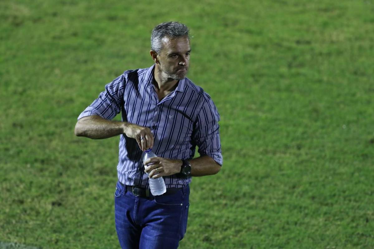 Pablo Lavallén fue despedido como entrenador del Olimpia.