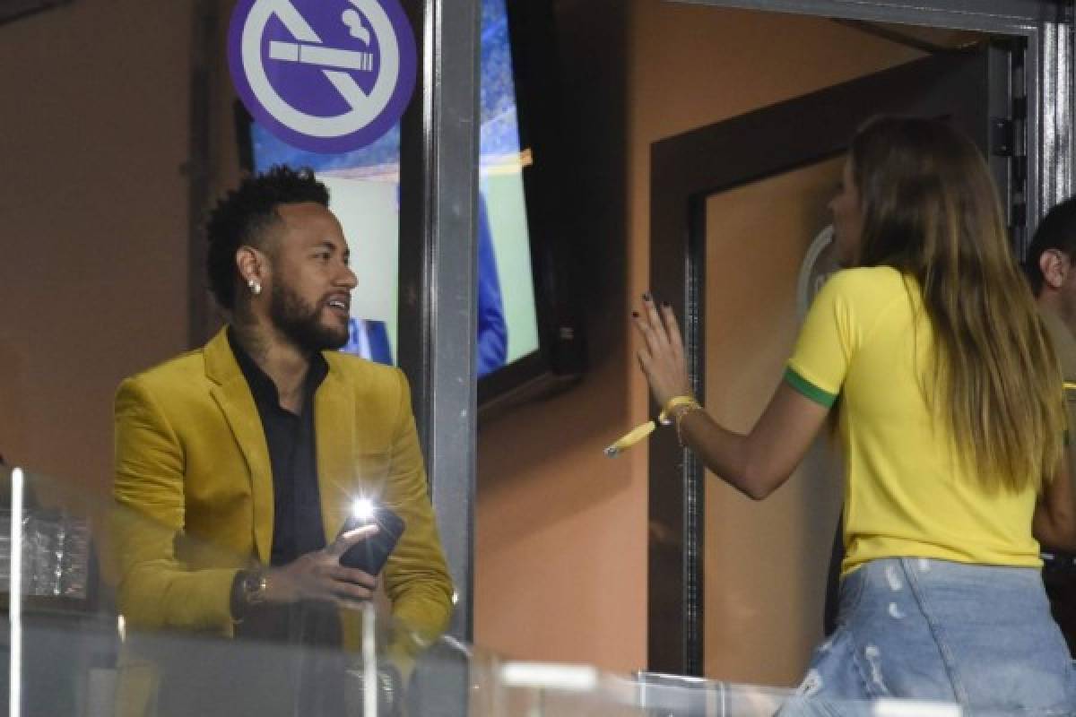 Brazil's injured football star Neymar (L) is seen at the VIP area before the Copa America football tournament semi-final match between Brazil and Argentina at the Mineirao Stadium in Belo Horizonte, Brazil, on July 2, 2019. (Photo by Douglas Magno / AFP)