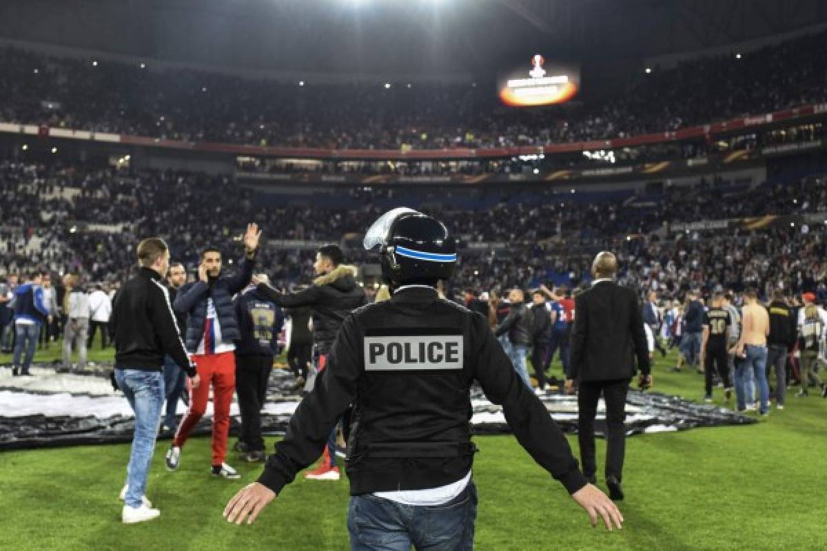 Tensión, pánico, lamentos; Las impactantes imagenes del Lyon contra el Besiktas