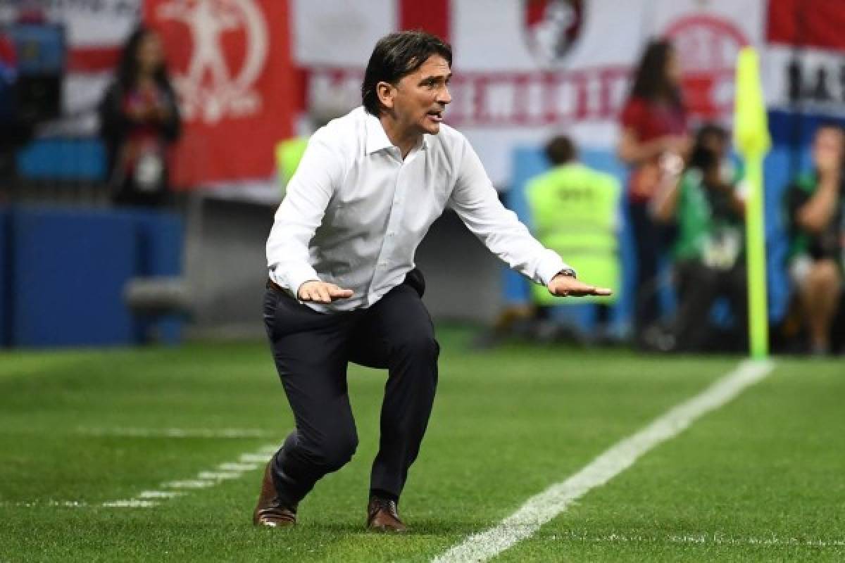 Croatia's coach Zlatko Dalic speaks to his players during the Russia 2018 World Cup semi-final football match between Croatia and England at the Luzhniki Stadium in Moscow on July 11, 2018. / AFP PHOTO / FRANCK FIFE / RESTRICTED TO EDITORIAL USE - NO MOBILE PUSH ALERTS/DOWNLOADS