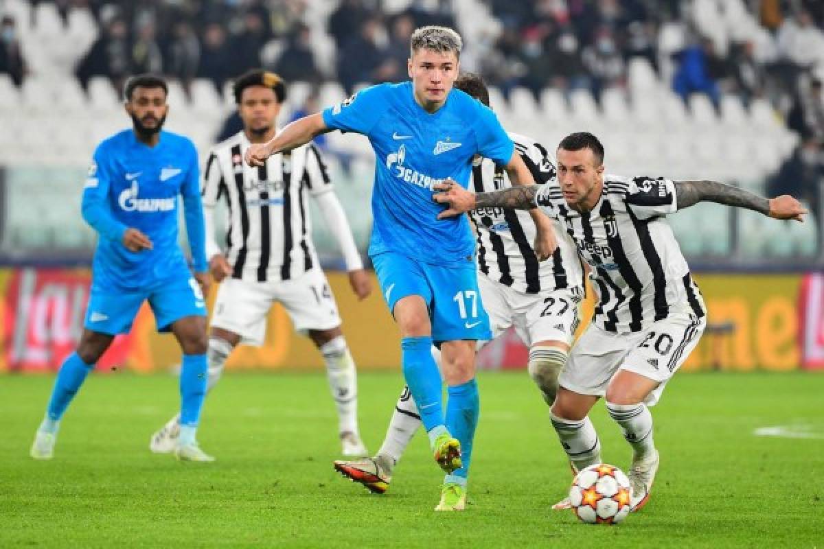 Juventus' Italian forward Federico Bernardeschi (R) and Zenit St. Petersburg's Russian midfielder Andrei Mostovoy go for the ball during the UEFA Champions League Group H football match between Juventus and Zenit on November 02, 2021 at the Juventus stadium in Turin. (Photo by Isabella BONOTTO / AFP)