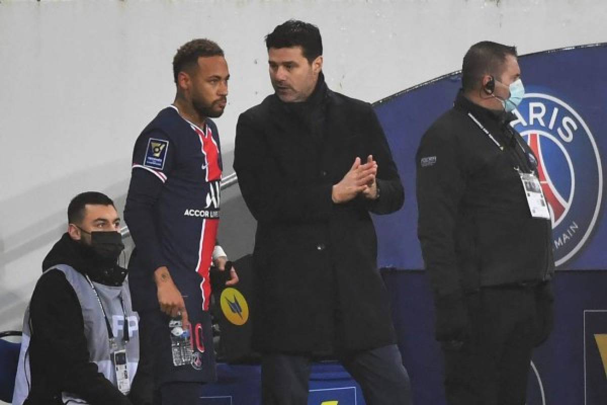 Paris Saint-Germain's Argentine head coach Mauricio Pochettino (C) speaks with Paris Saint-Germain's Brazilian forward Neymar (L) during the French Champions Trophy (Trophee des Champions) football match between Paris Saint-Germain (PSG) and Marseille (OM) at the Bollaert-Delelis Stadium in Lens, northern France, on January 13, 2021. (Photo by Denis Charlet / AFP)