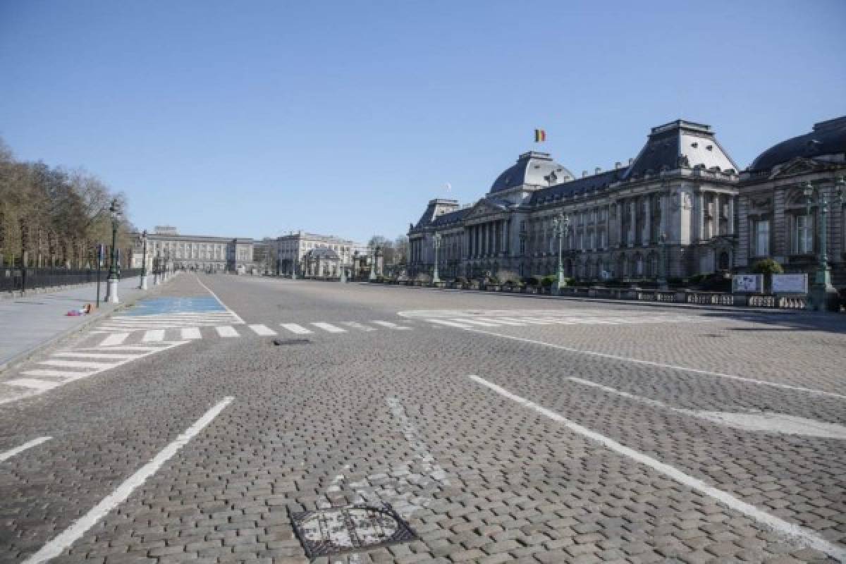 This picture taken on March 25, 2020 shows the empty avenue in front of the Royal Palace, in Brussels, as a strict lockdown comes into effect to stop the spread of the COVID-19, the disease caused by the novel coronavirus (Photo by Aris Oikonomou / AFP)