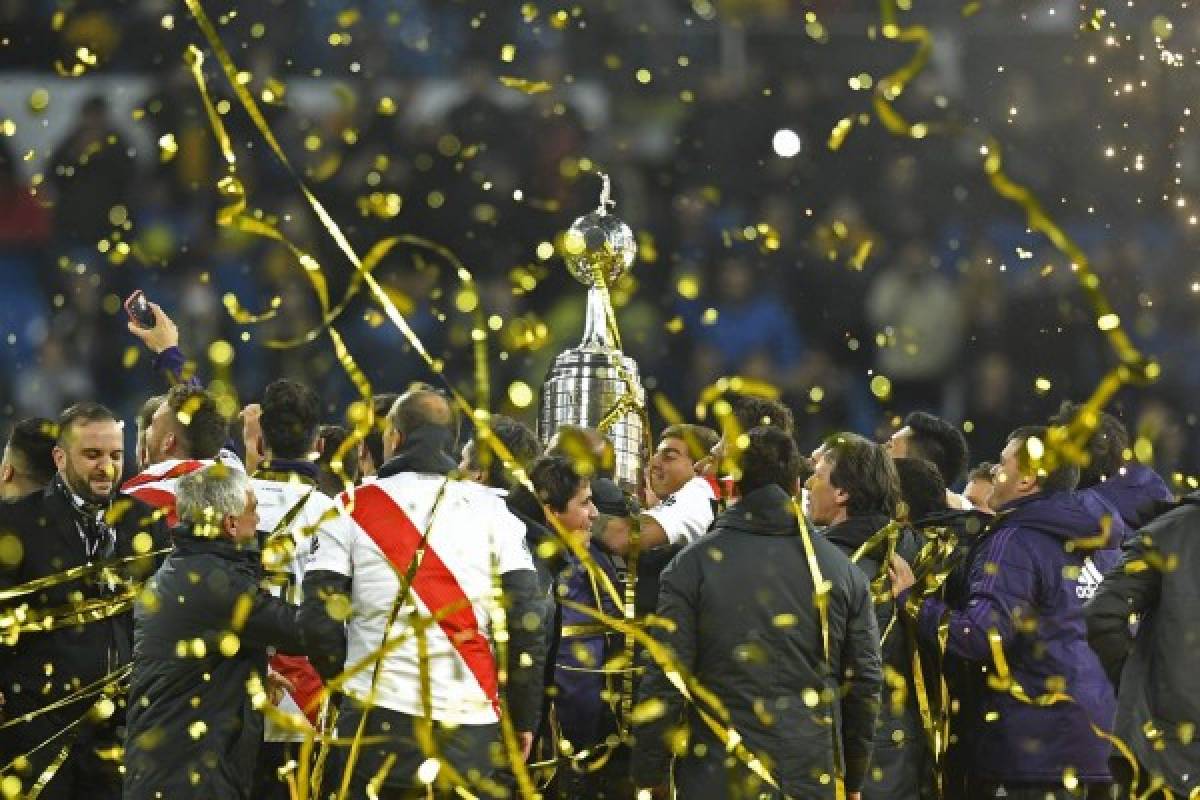 El júbilo de los aficionados de River Plate tras conseguir la Copa Libertadores en el Bernabéu