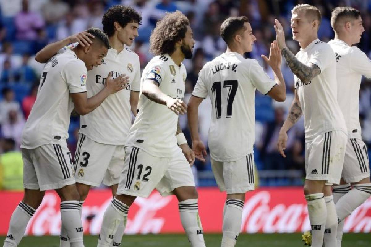 Real Madrid's Spanish-Dominican forward Mariano (L) celebrates his second goal with teammates during the Spanish league football match between Real Madrid CF and Villarreal CF at the Santiago Bernabeu stadium in Madrid on May 5, 2019. (Photo by JAVIER SORIANO / AFP)