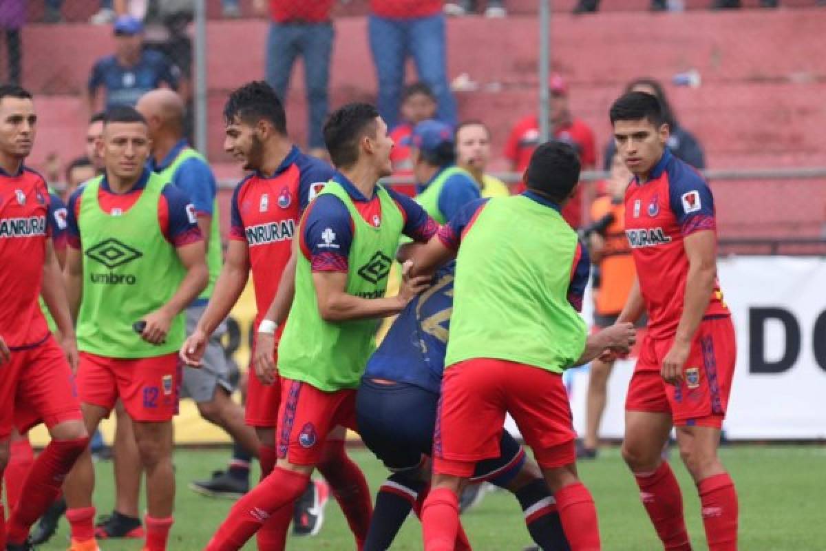 La pelea salvaje entre jugadores del Municipal y Xelajú en Guatemala; hubo ocho expulsados