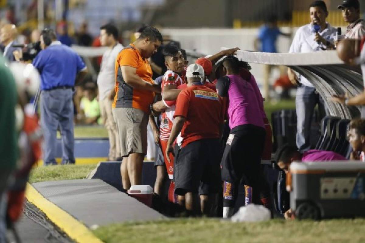 NO SE VIO: Futbolistas oliendo alcohol y pieza del Vida con cinta adhesiva en su camisa