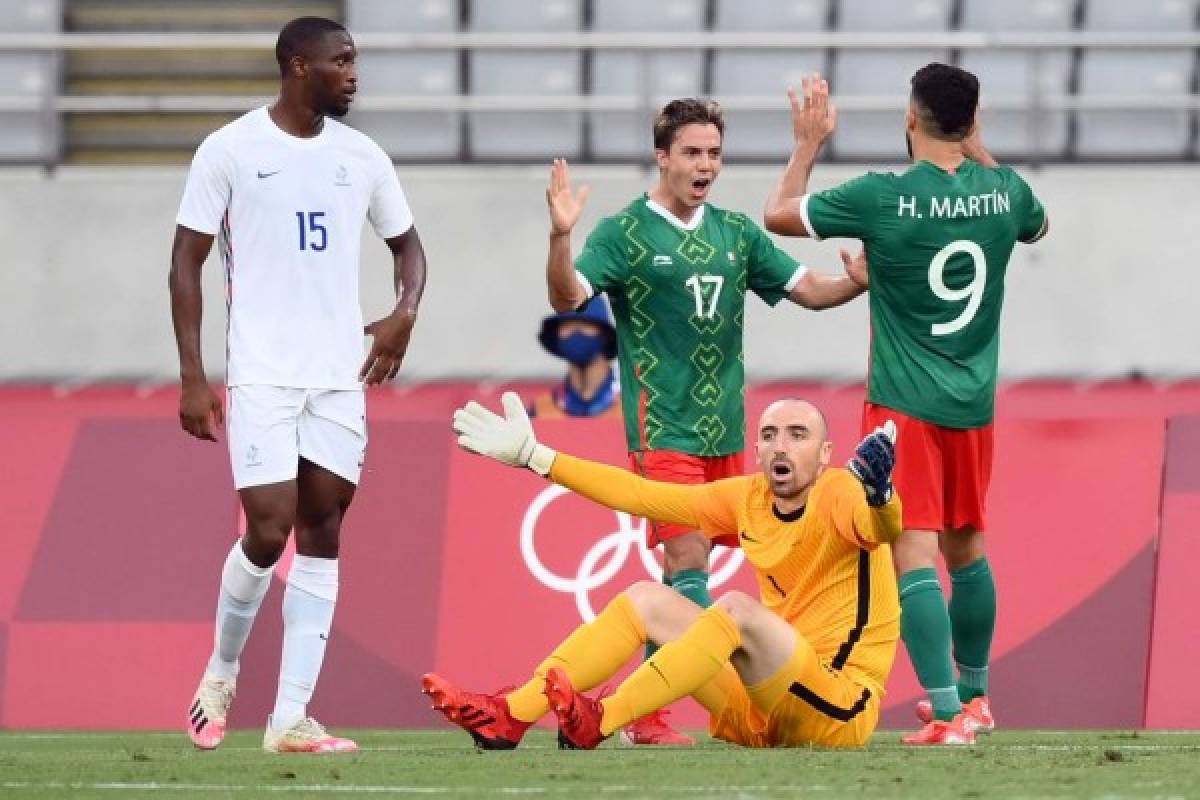 Mexico's midfielder Sebastian Cordova (C) celebrates scoring Mexico's second goal as France's goalkeeper Paul Bernardoni (BOTTOM) reacts during the Tokyo 2020 Olympic Games men's group A first round football match between Mexico and France at Tokyo Stadium in Tokyo on July 22, 2021. (Photo by FRANCK FIFE / AFP)