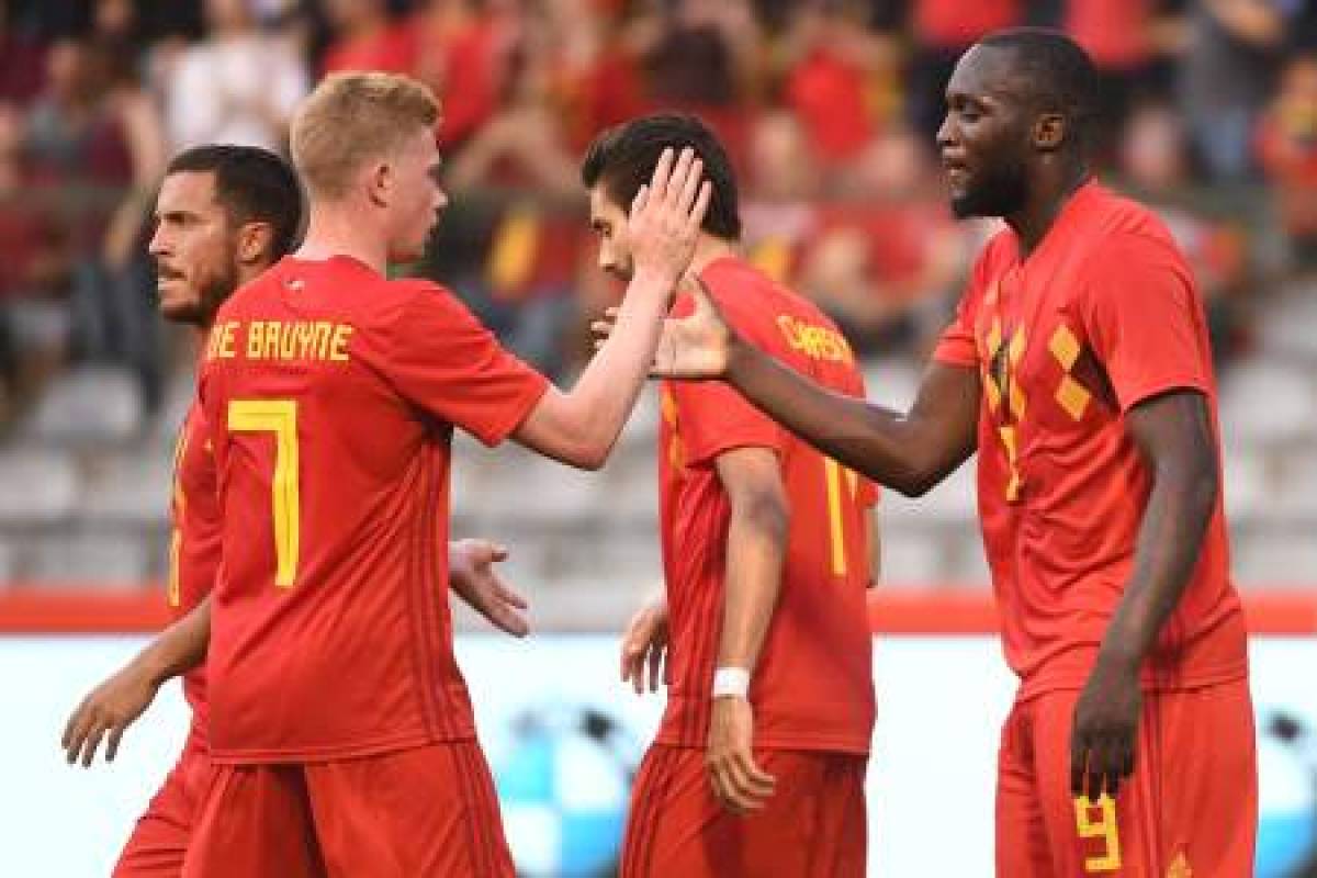 Belgium's forward Romelu Lukaku (R) celebrates with teammates after scoring a goal during the international friendly football match between Belgium and Egypt at the King Baudouin Stadium, in Brussels, on June 6, 2018. / AFP PHOTO / EMMANUEL DUNAND