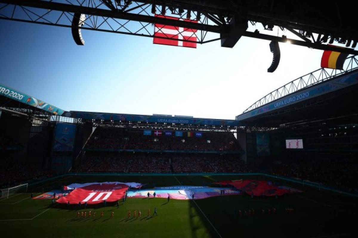 Minuto de aplausos y pancartas gigantes: El conmovedor homenaje a Eriksen durante el Dinamarca-Bélgica