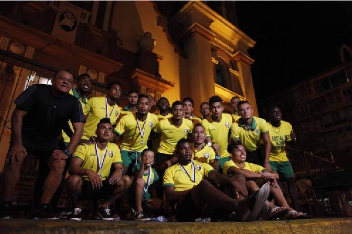 Los jugadores del Social Sol posaron en las afueras de la Catedral de San Pedro Sula.