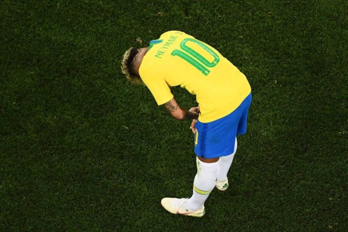 Brazil's forward Neymar reacts during the Russia 2018 World Cup Group E football match between Brazil and Switzerland at the Rostov Arena in Rostov-On-Don on June 17, 2018. / AFP PHOTO / Jewel SAMAD / RESTRICTED TO EDITORIAL USE - NO MOBILE PUSH ALERTS/DOWNLOADS